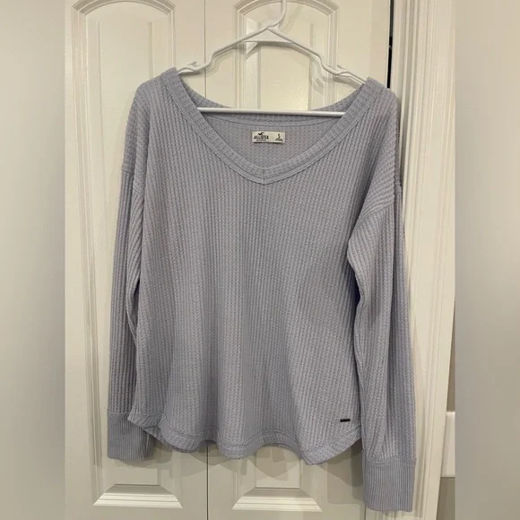 SOLD‼️ Hollister Light Blue V-Neck Top, Sz Small - Picture 1 of 4